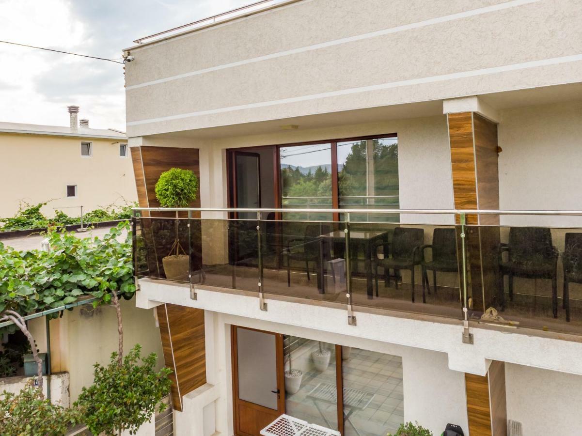 Apartments Davor بار المظهر الخارجي الصورة